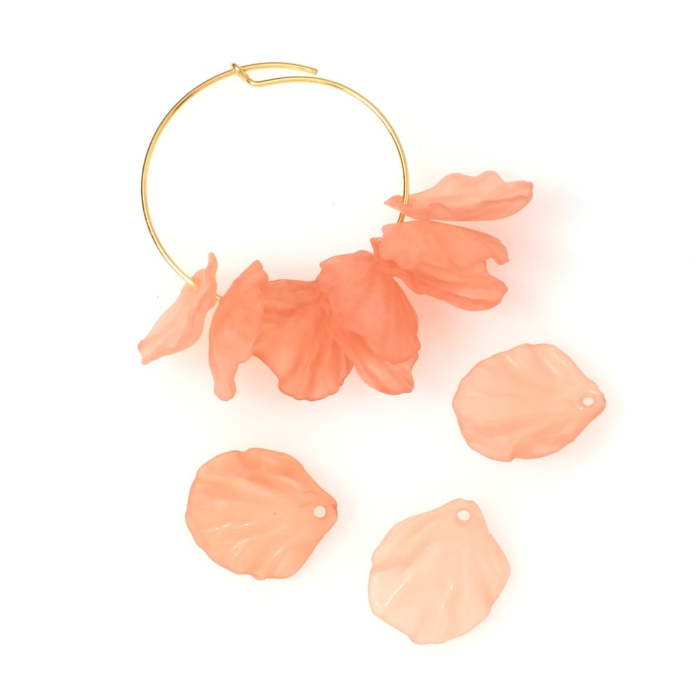 Dix pendentifs pétales de fleurs en acrylique pêche mat de 19mm.