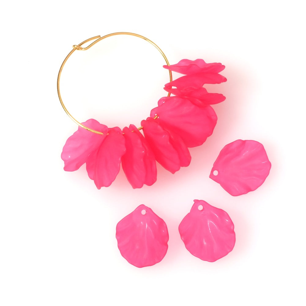 Dix pendentifs pétales de fleurs en acrylique rose fuchsia mat.
