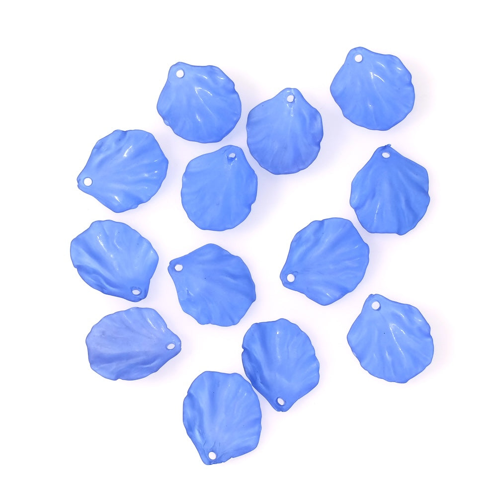 10 pendentifs pétales de fleurs bleus mats en acrylique.