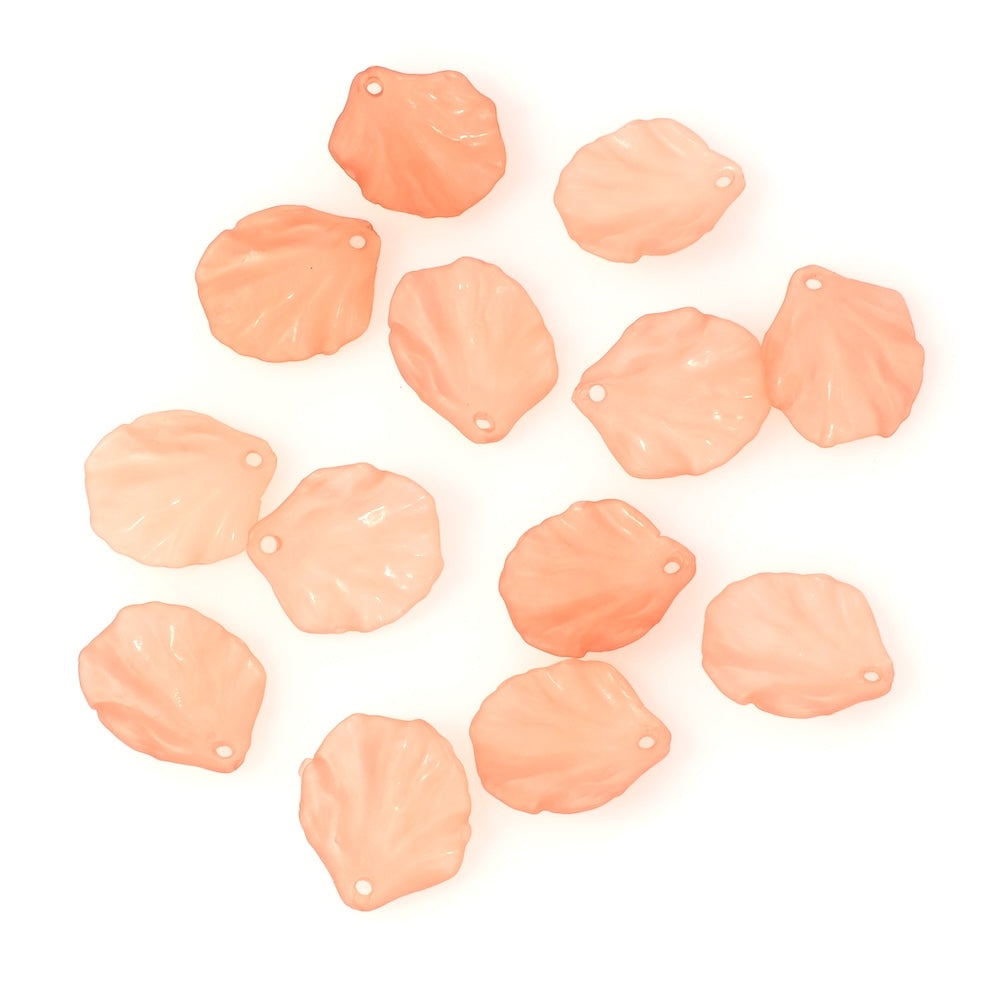 Dix pendentifs pétales de fleurs en acrylique pêche mat de 19mm.