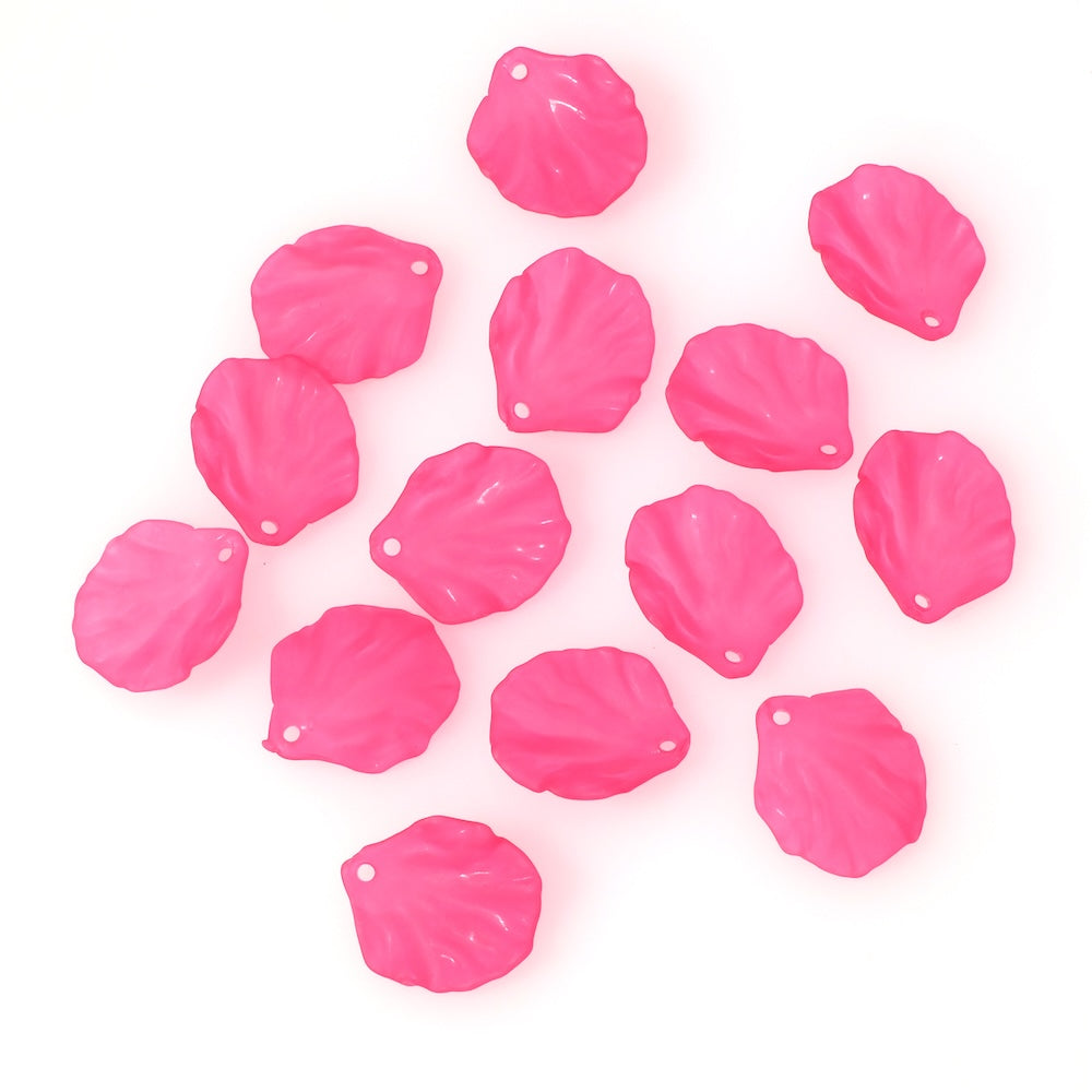 Dix pendentifs pétales de fleurs en acrylique rose fuchsia mat.