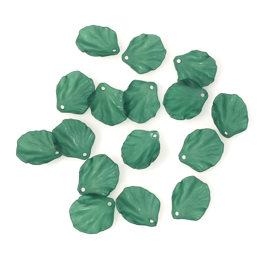 Dix pendentifs pétales de fleurs en acrylique vert mat de 19mm.