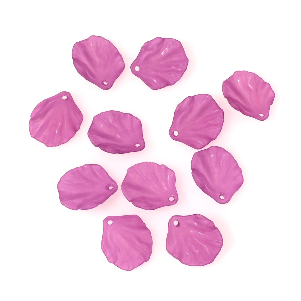 Dix pendentifs pétales de fleurs violets mats en acrylique.
