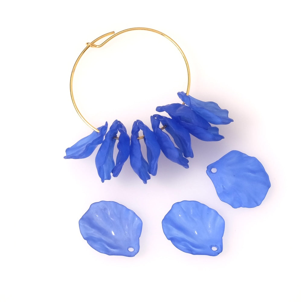 10 pendentifs pétales de fleurs bleus mats en acrylique.