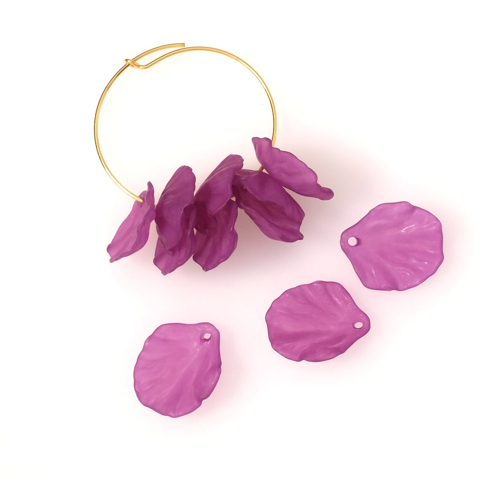 Dix pendentifs pétales de fleurs violets mats en acrylique.