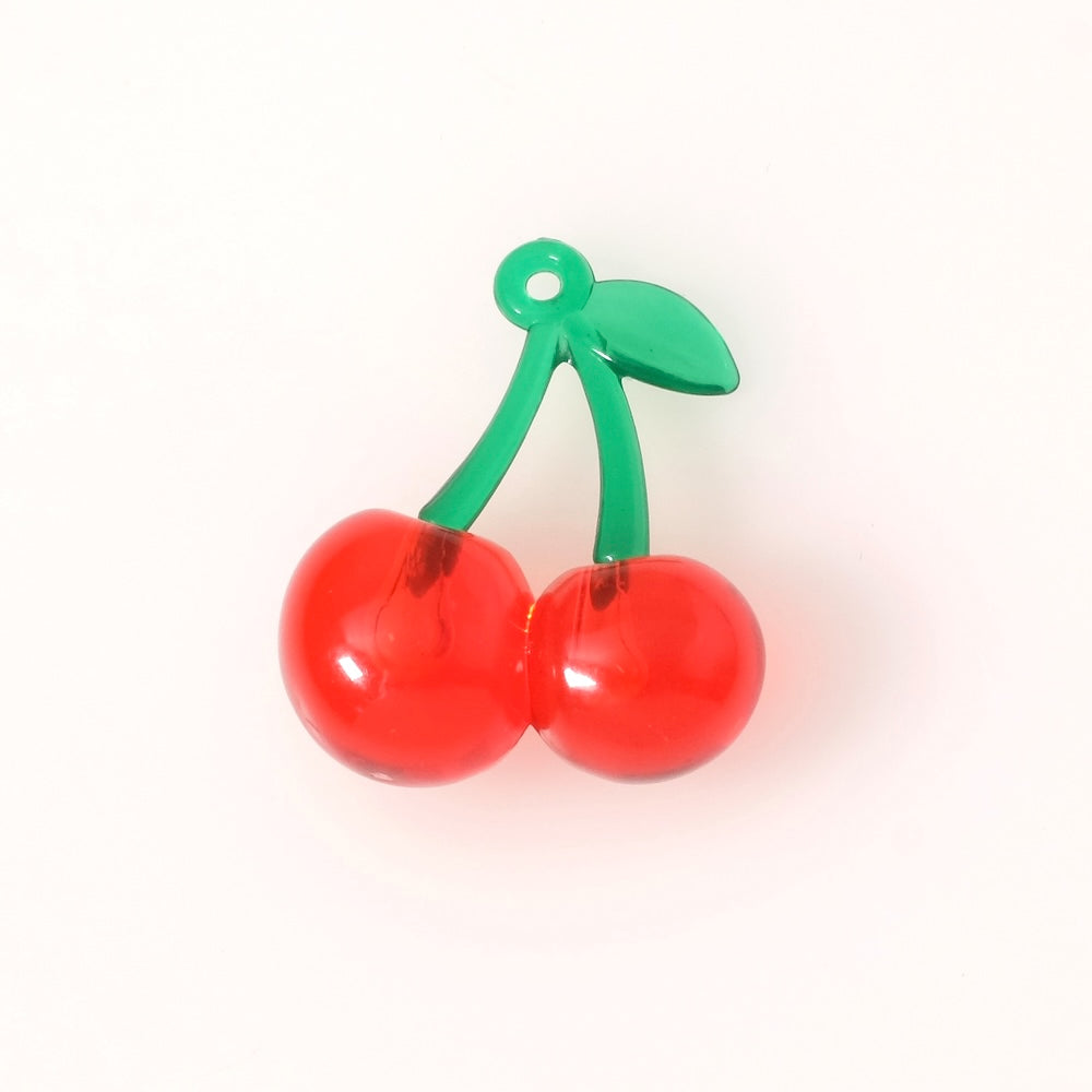 Deux pendentifs cerise en acrylique transparent rouge avec des tiges vertes.