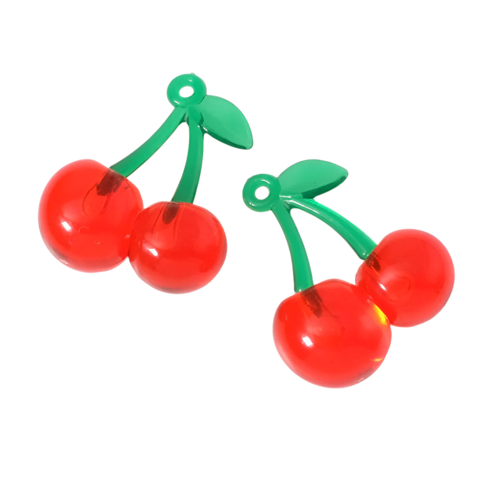 Deux pendentifs cerise en acrylique transparent rouge avec des tiges vertes.