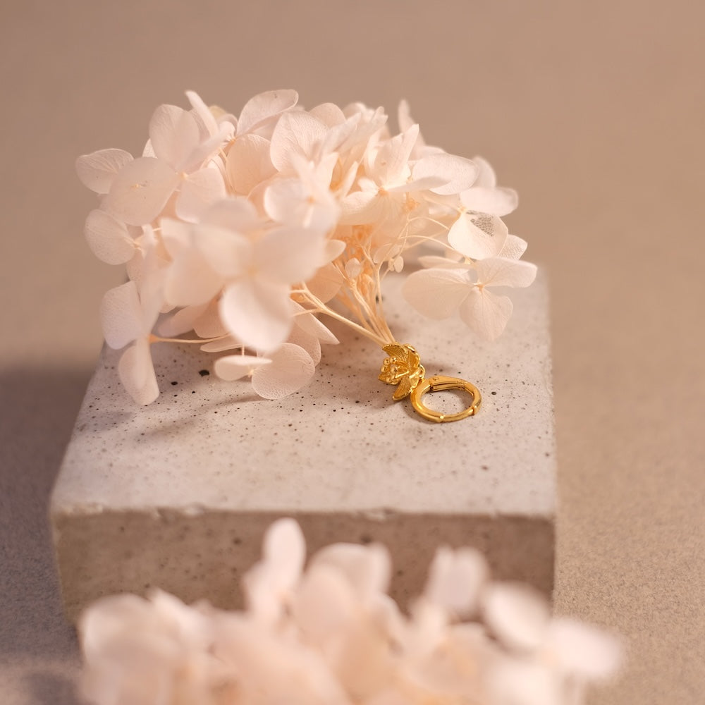 Boucles d'oreilles Fleur stabilisée Hortensia Pêche clair en laiton doré à l'or fin 24K Premium