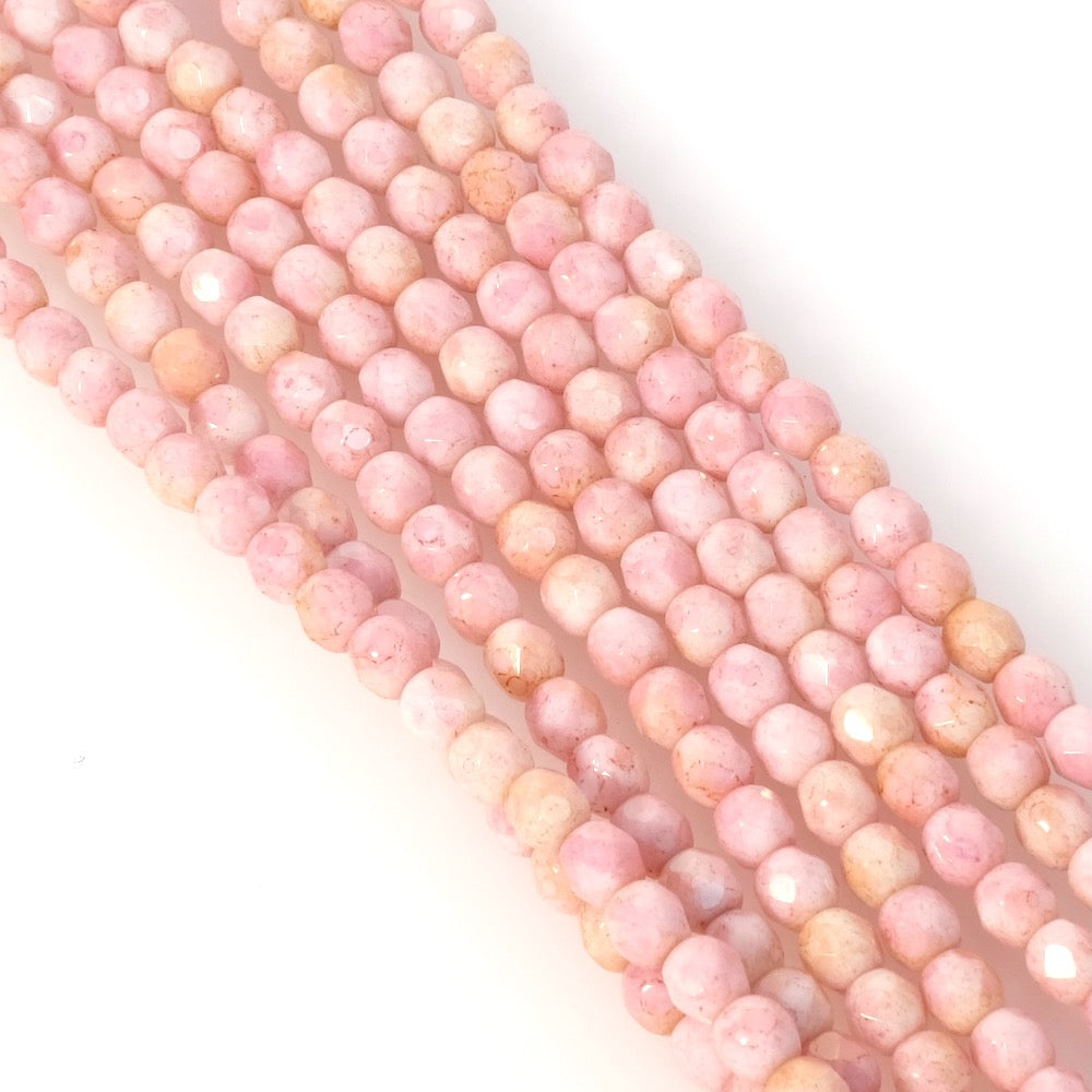 Fil de perles rondes facettées rose opaque de 4mm.