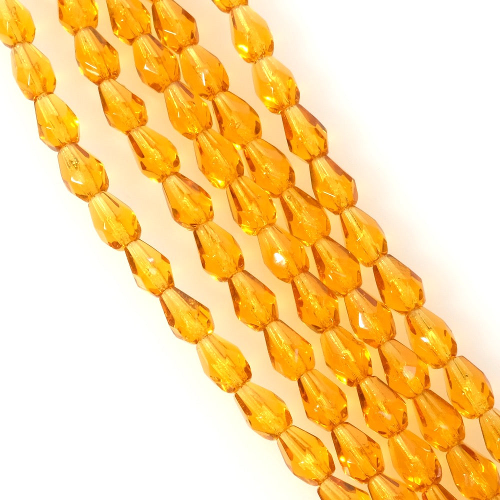 Fil de perles de Bohème gouttes 7x5mm orange miel transparent.