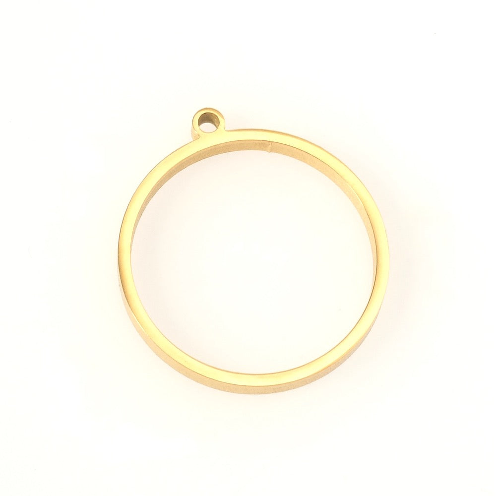 Pendentif cadre rond doré en acier inoxydable avec une boucle de suspension.