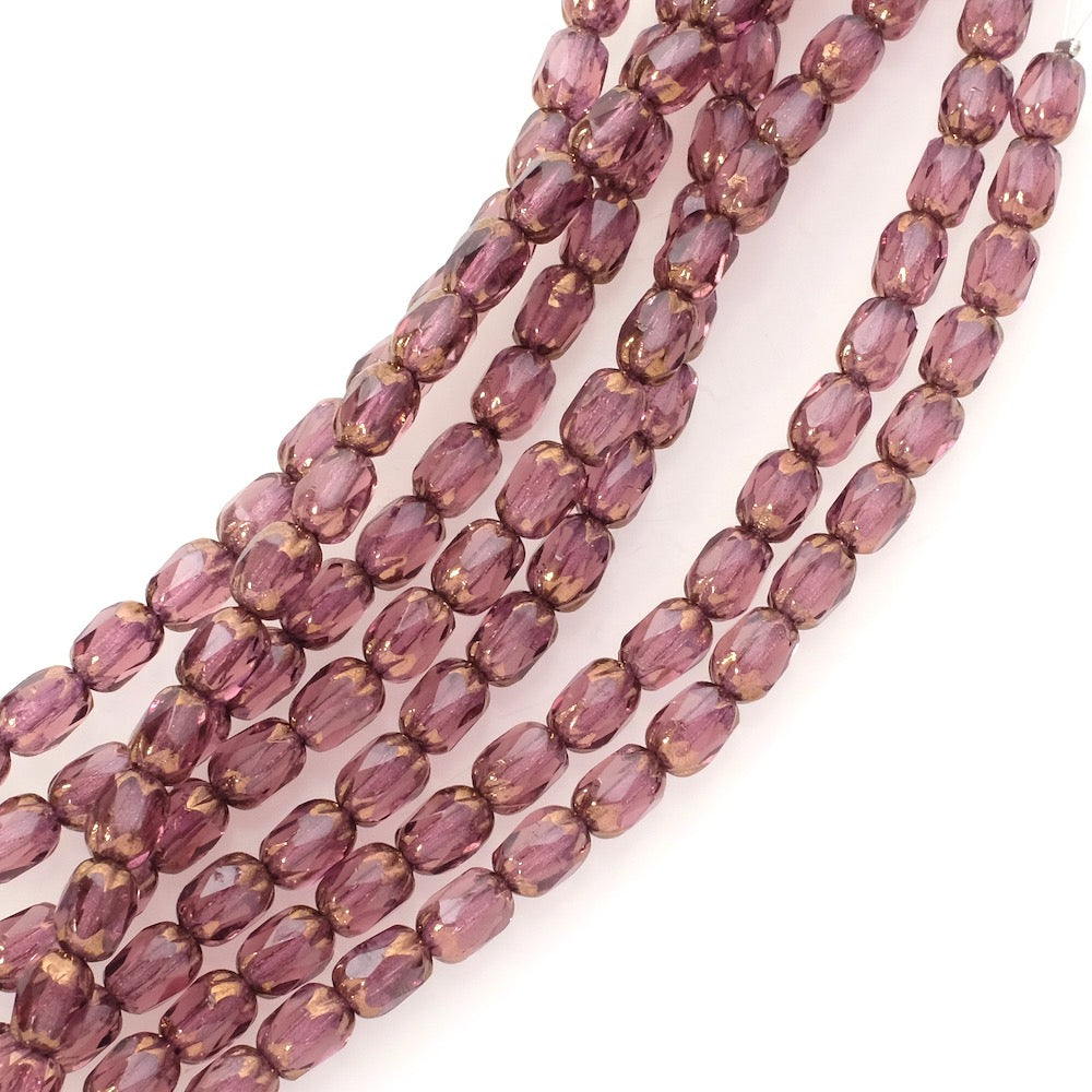 Fil de perles de verre violet facetté de style baroque.