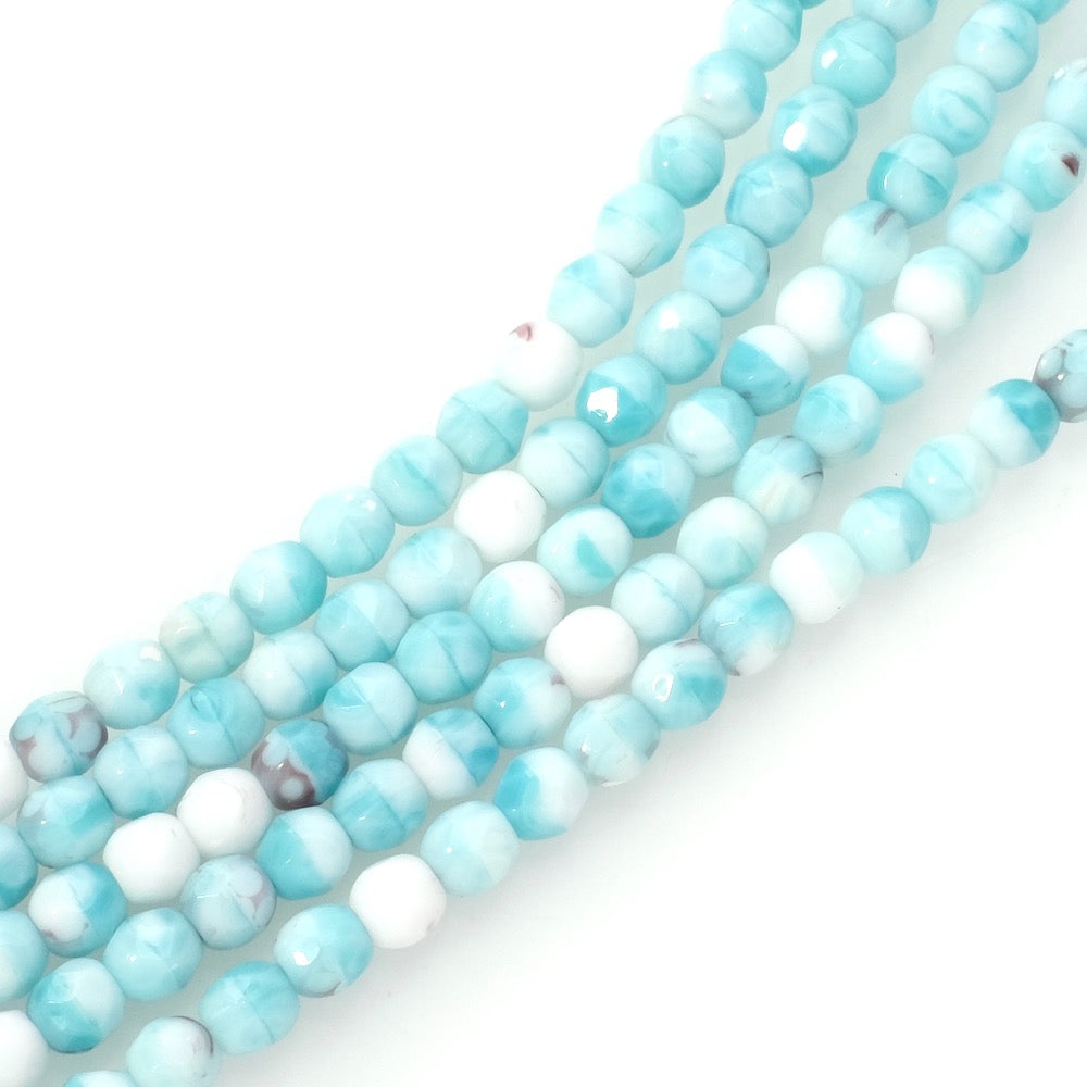 Fil de perles rondes facettées blanches et bleues opaques.