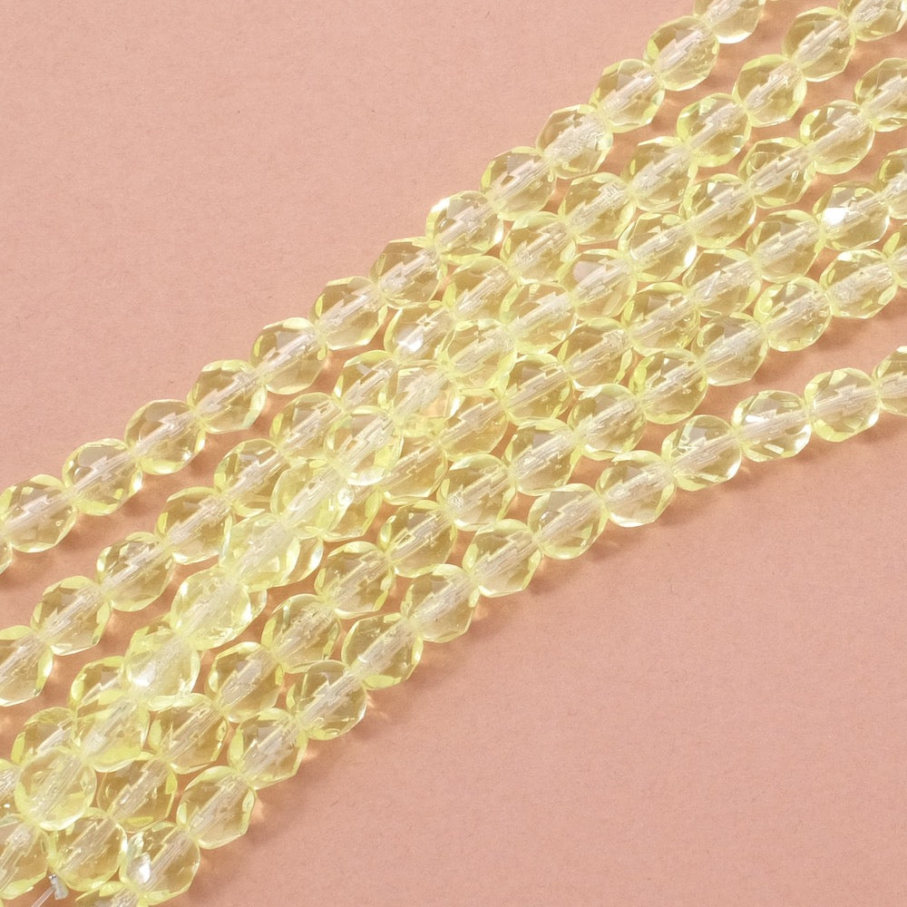Fil de perles rondes facettées jaune transparent de 6mm.