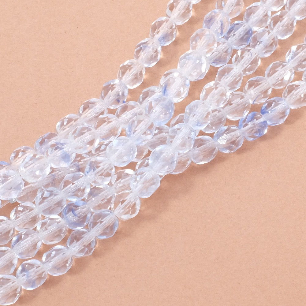 Fil de perles rondes facettées transparentes bleues de 6mm.