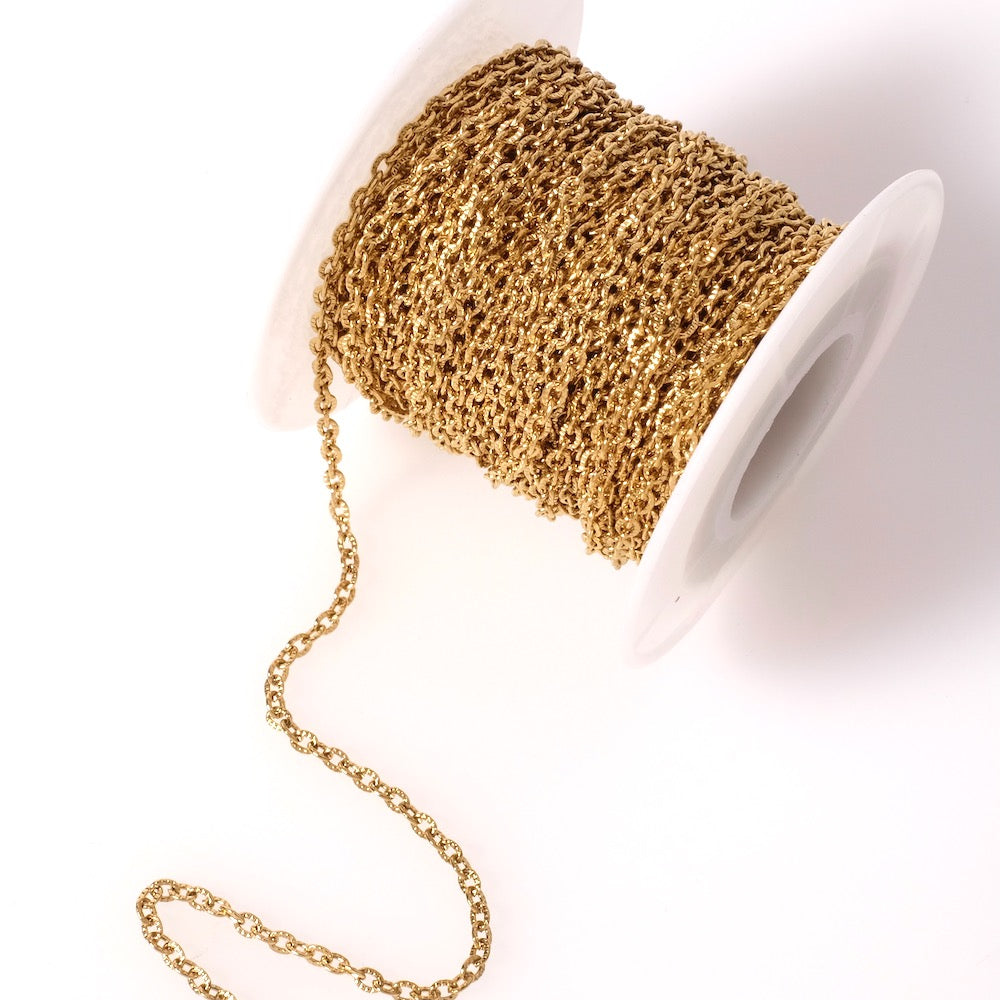 Bobine de chaîne ronde striée dorée en acier inoxydable.