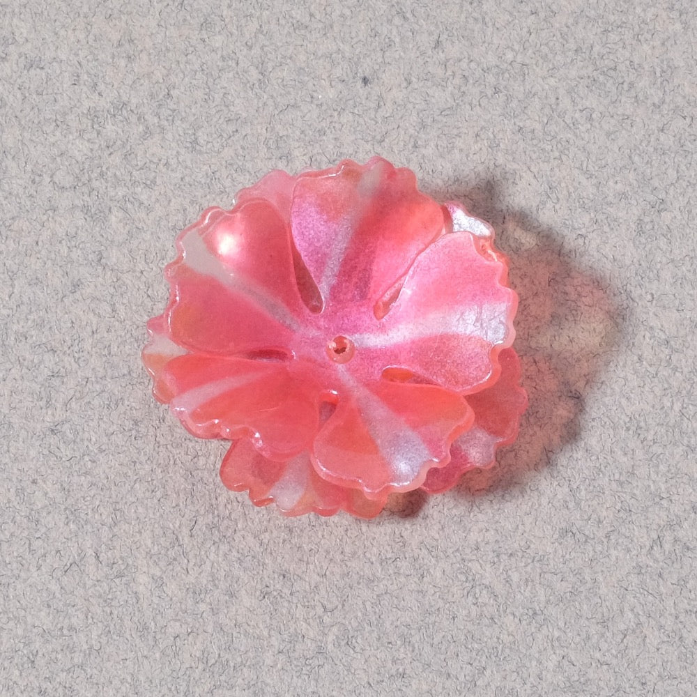 Coupelle fleur en acrylique rose rayé nacré à double pétales.
