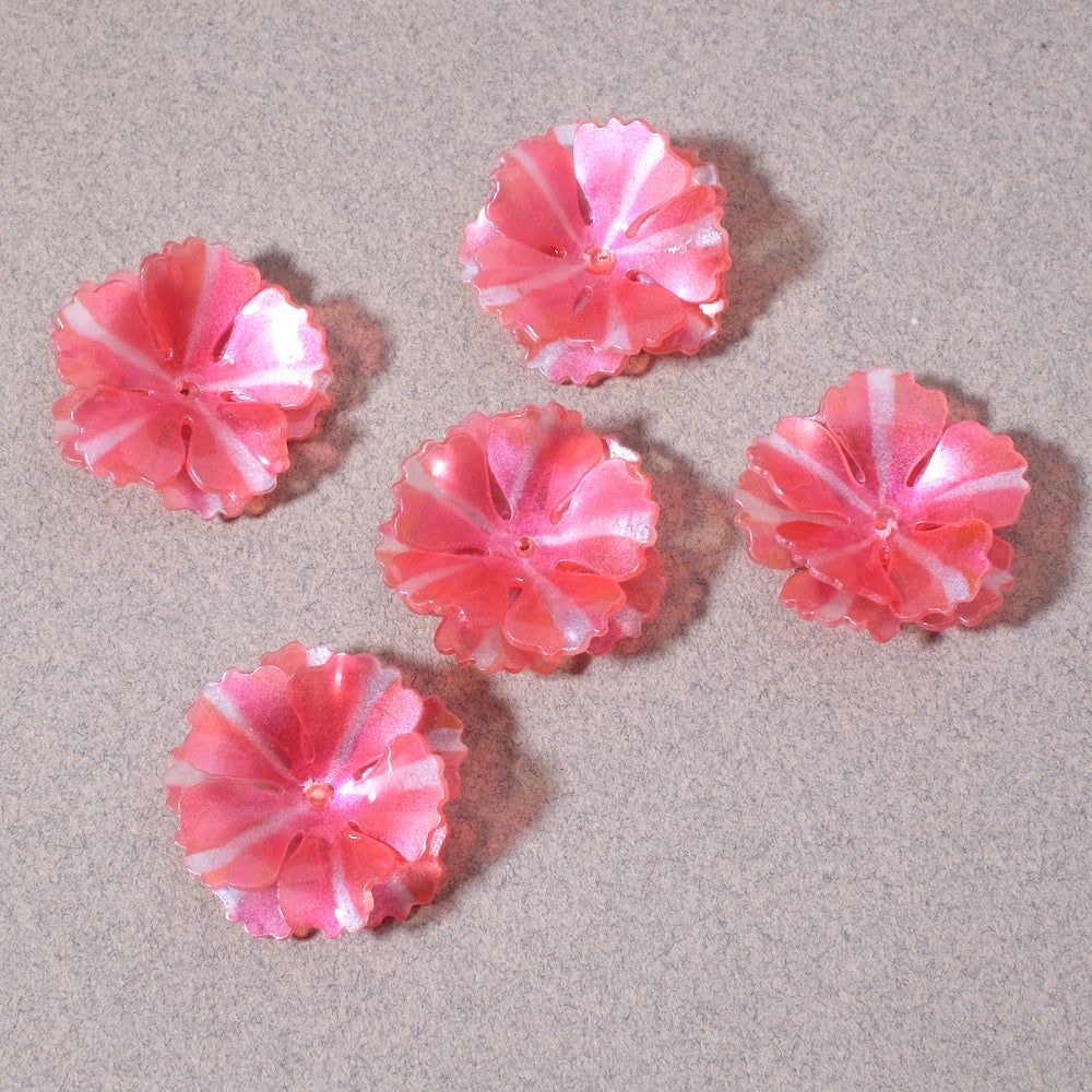 Coupelle fleur en acrylique rose rayé nacré à double pétales.