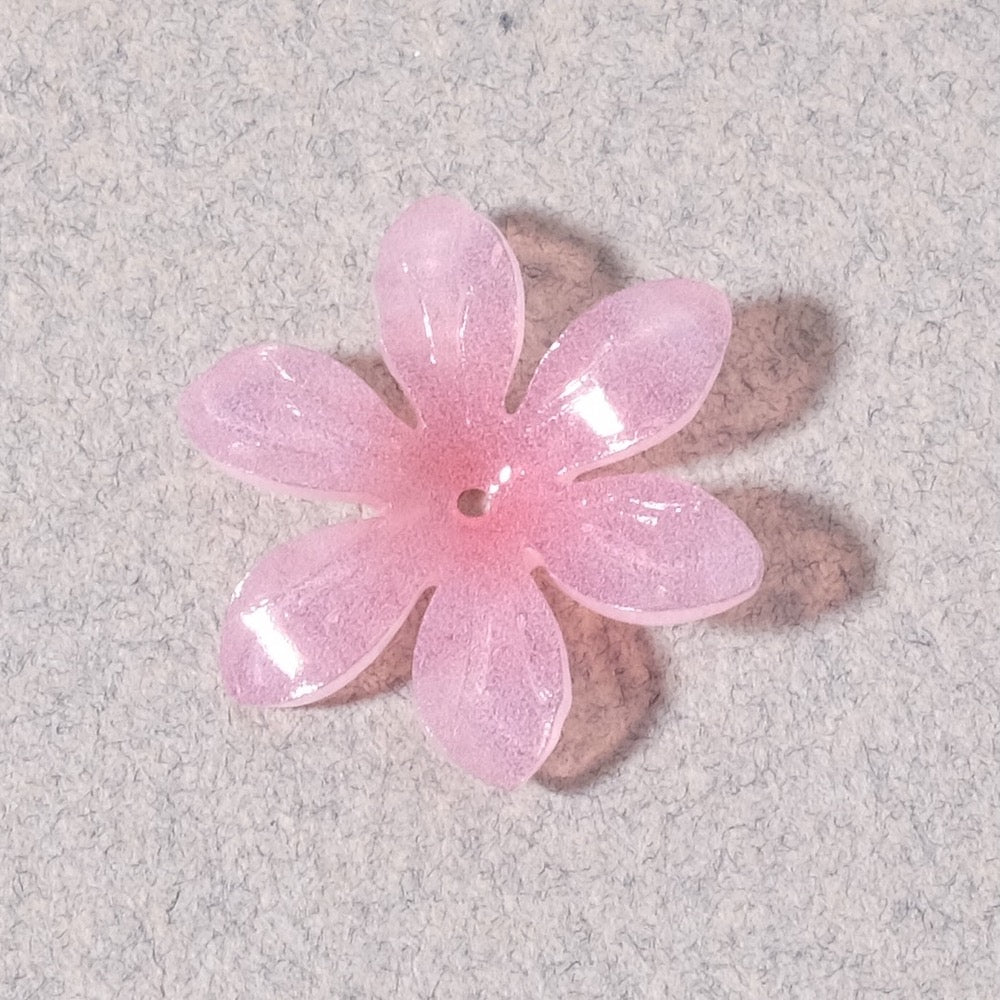 Coupelle fleur en acrylique rose poudré à six pétales.