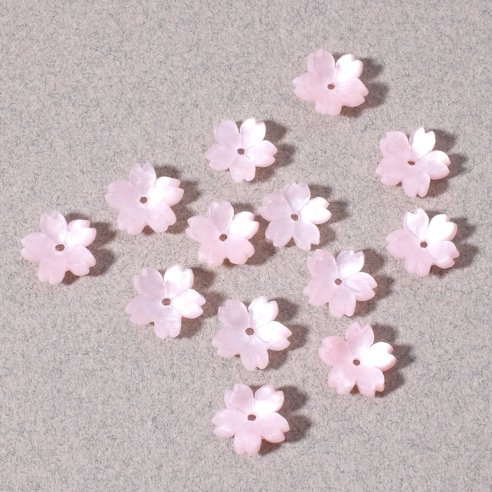 Dix fleurs de sakura en acrylique rose nacré.