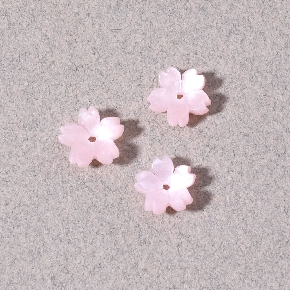 Dix fleurs de sakura en acrylique rose nacré.