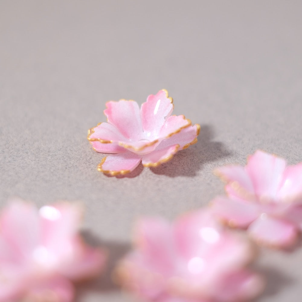 Coupelle fleur double pétales en acrylique rose avec bordure dorée.