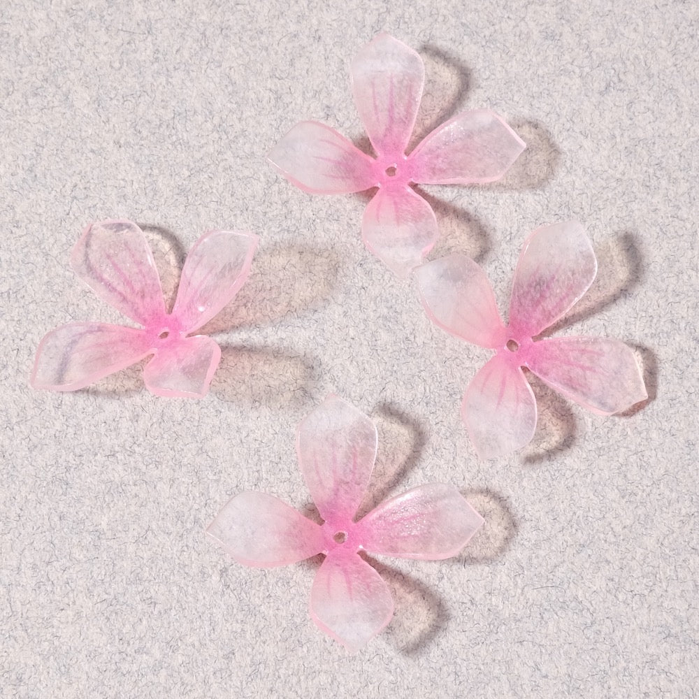 Coupelles fleur 4 pétales en acrylique rose transparent.