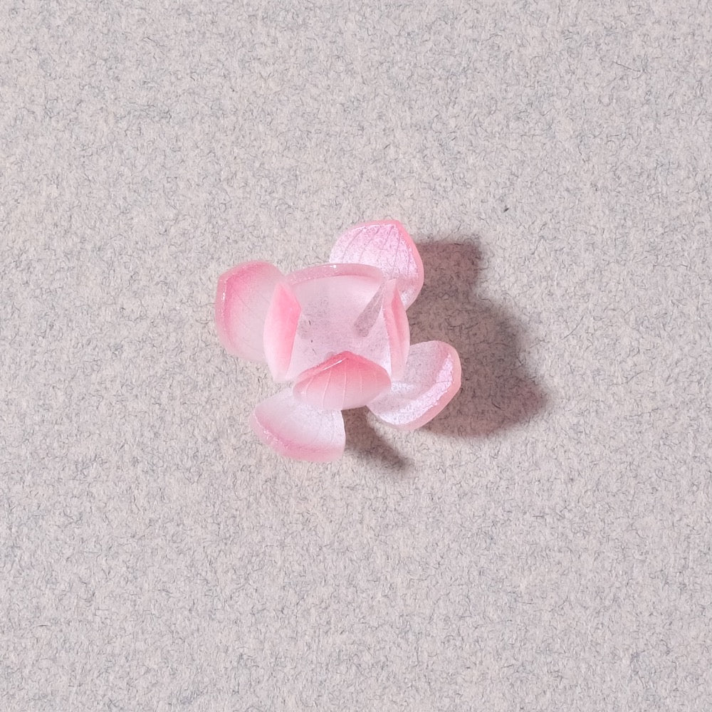 Coupelle fleur en acrylique rose dégradé avec double pétales.