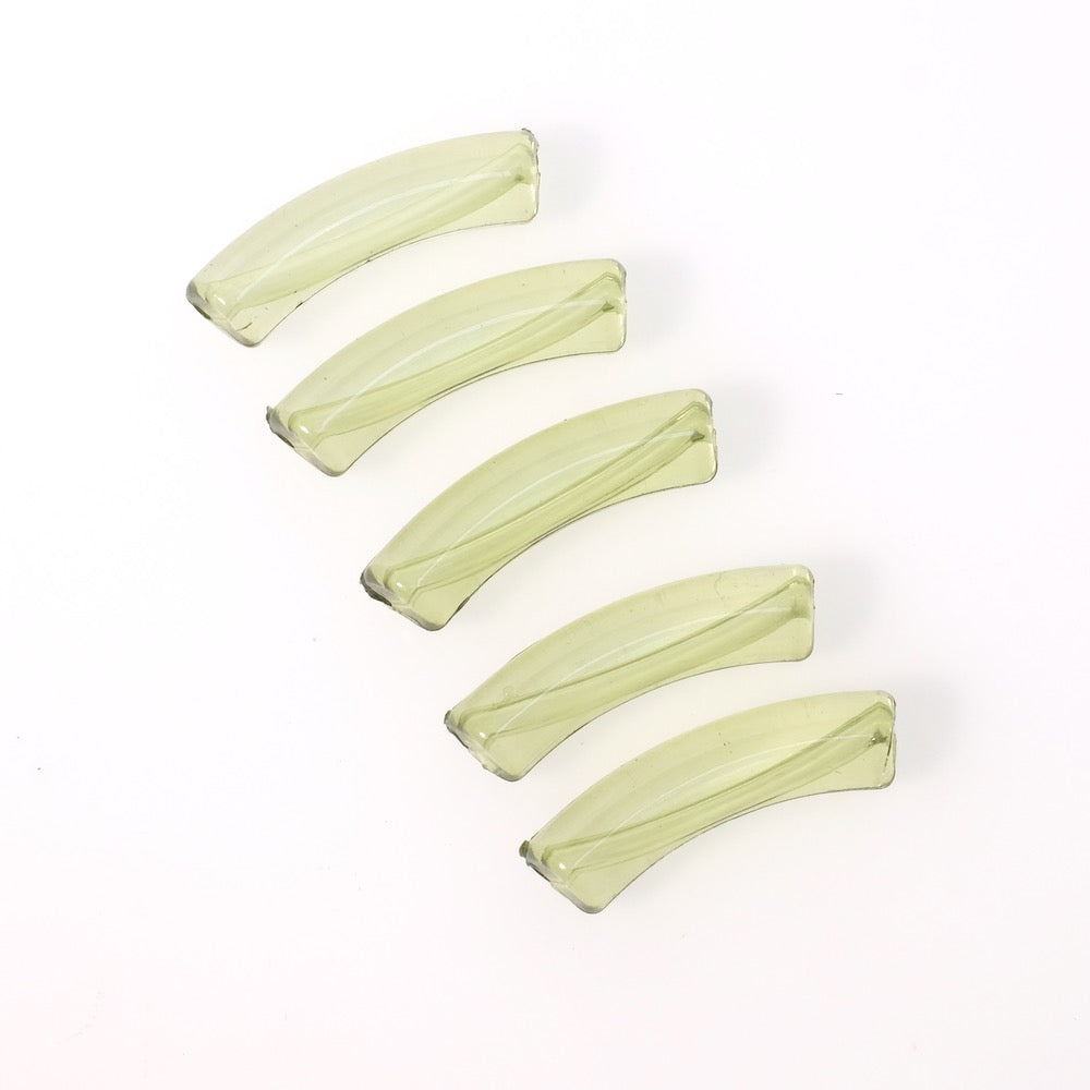 Cinq perles incurvées en acrylique vert olive transparent.
