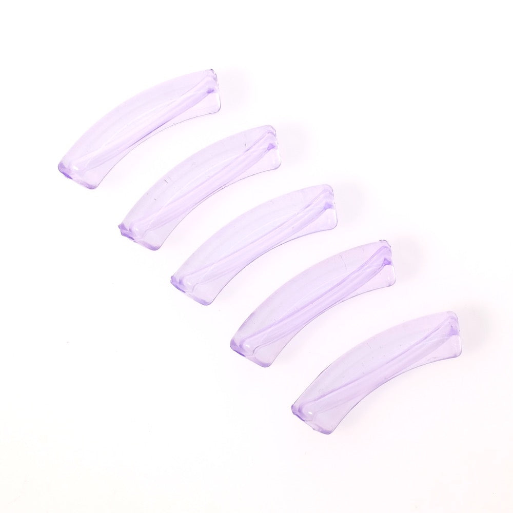 Perles tubulaires incurvées en acrylique violet transparent.