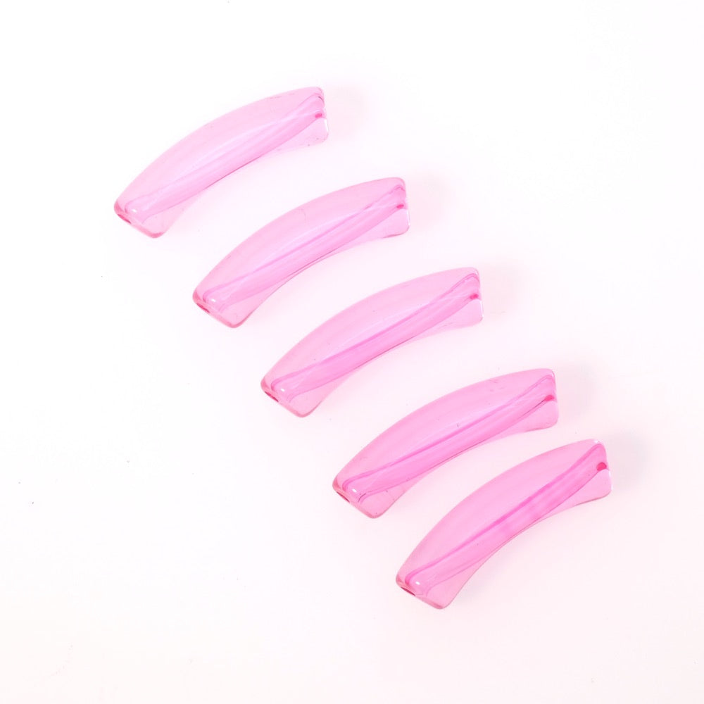Perles tubes incurvées en acrylique rose fuchsia transparent.