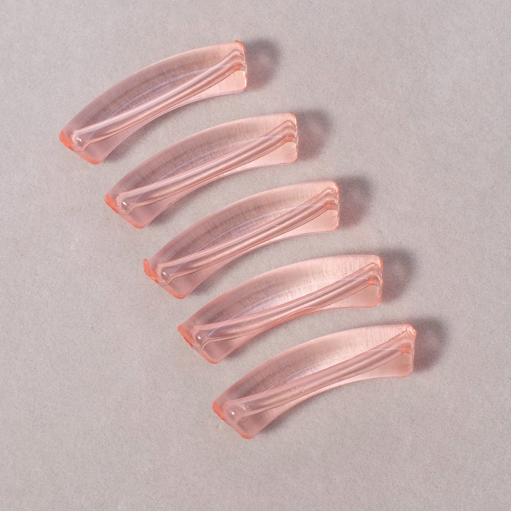 Perles tubes incurvées en acrylique rose corail transparent.