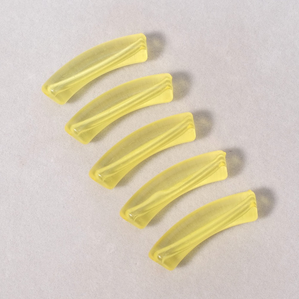 Perles tubes incurvées en acrylique jaune transparent.