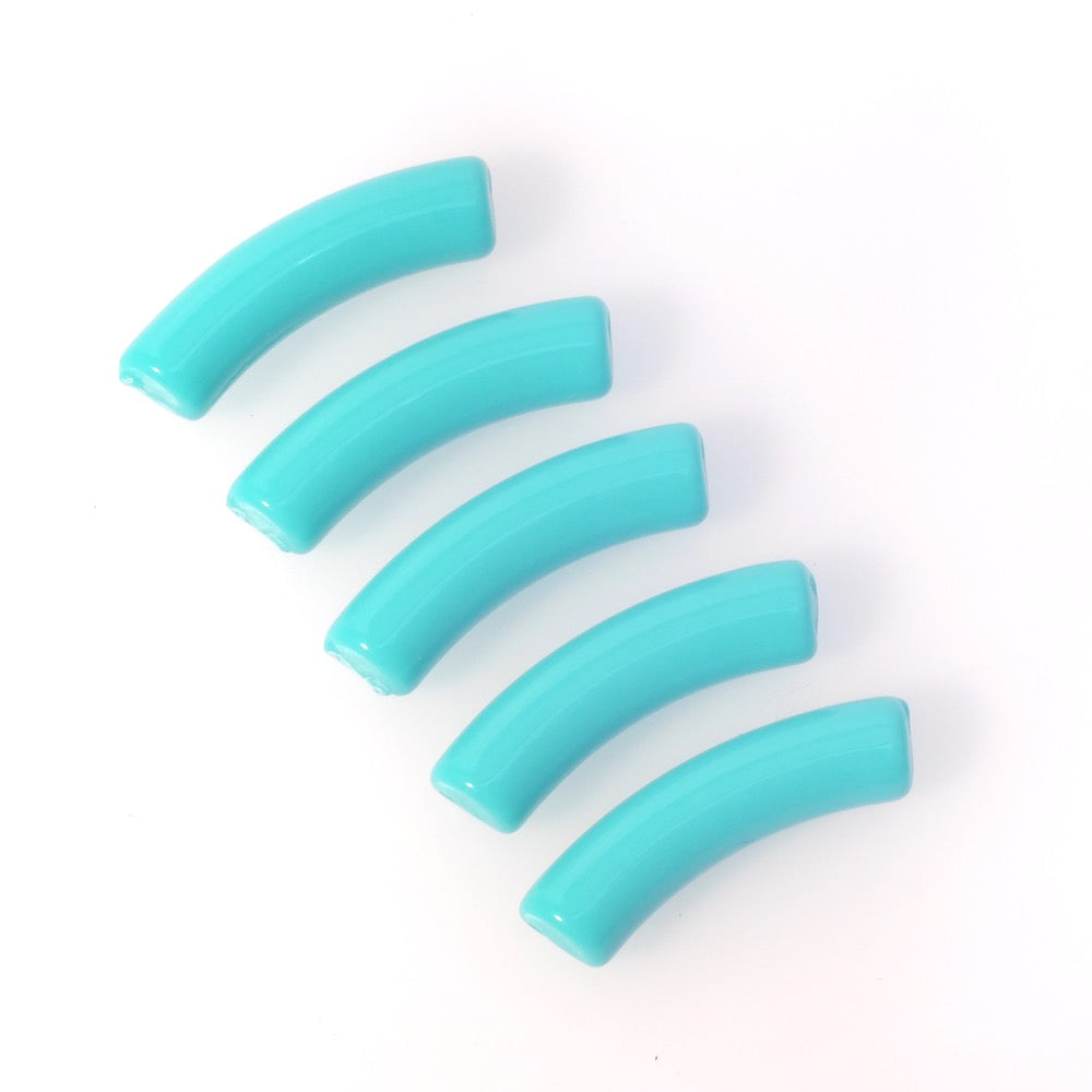 Perles tubes incurvées en acrylique turquoise opaque.