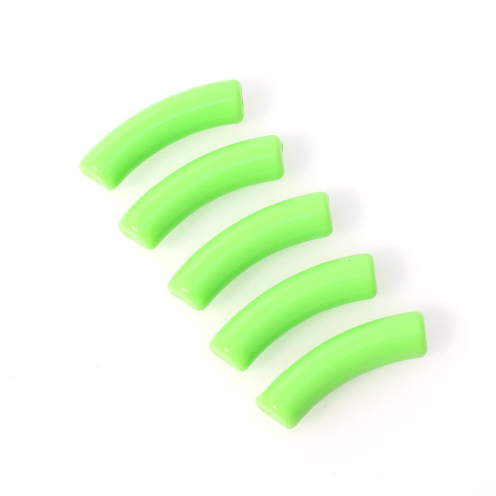 Perles tubes incurvées en acrylique vert lime fluo opaque.