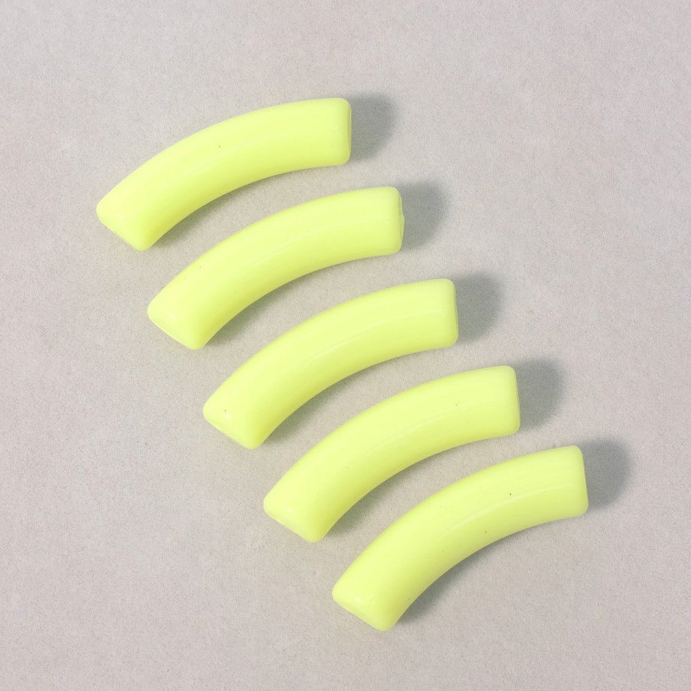 Perles tubes incurvées en acrylique jaune fluo opaque.