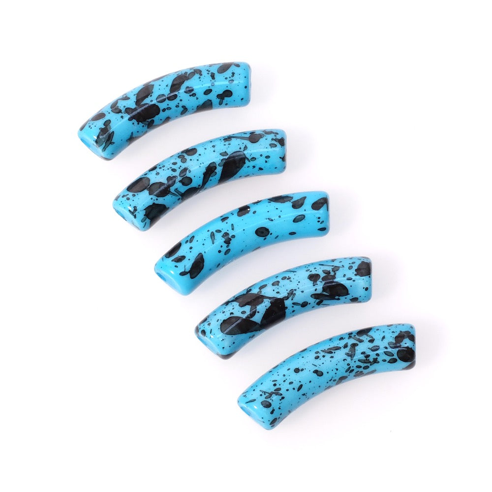 Perles tubes incurvées bleues mouchetées de noir.