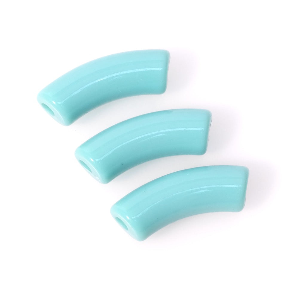Trois perles tubulaires incurvées en acrylique bleu turquoise opaque.