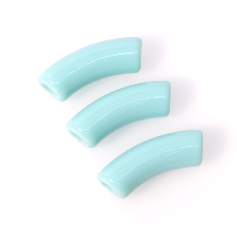 Trois perles en acrylique bleu sarcelle opaques en forme de tube incurvé.