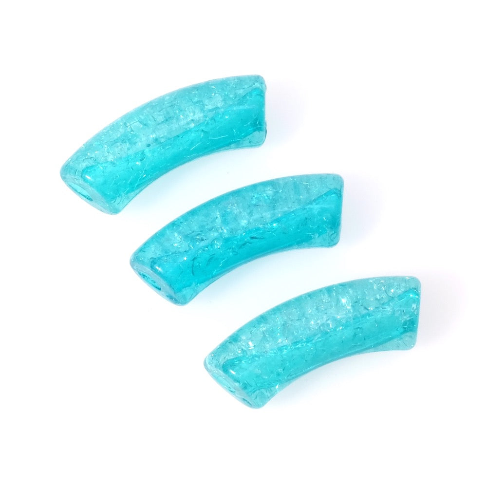 Trois perles tubulaires incurvées en acrylique turquoise craquelé.