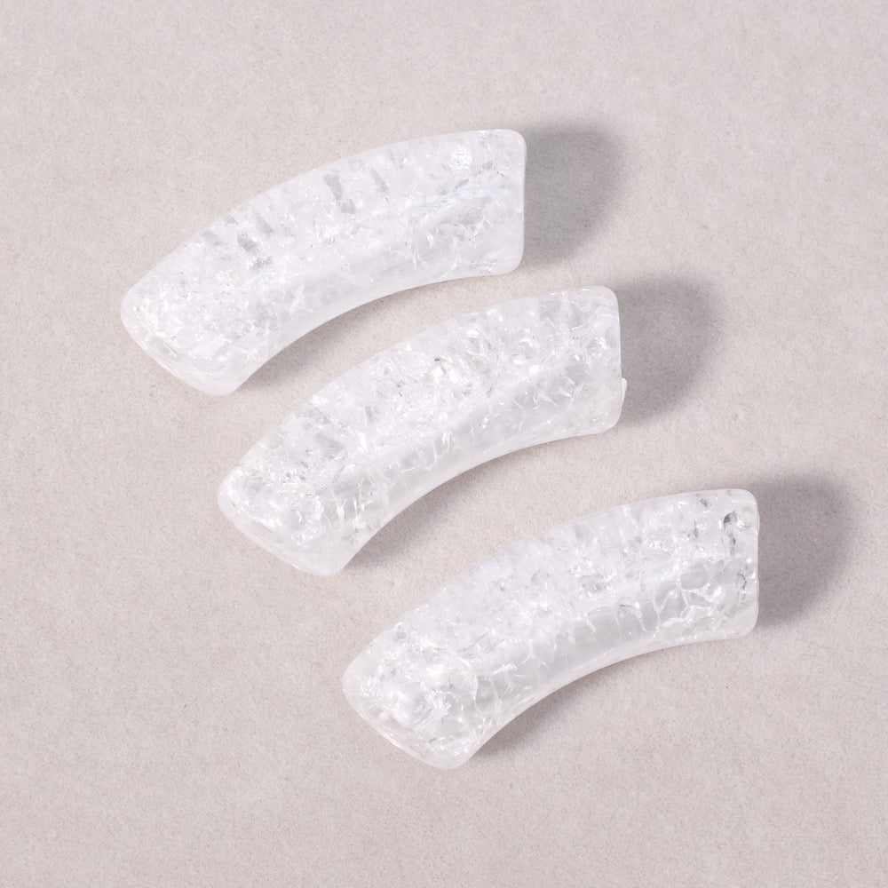 Perles tubes courbes en acrylique craquelé transparent.