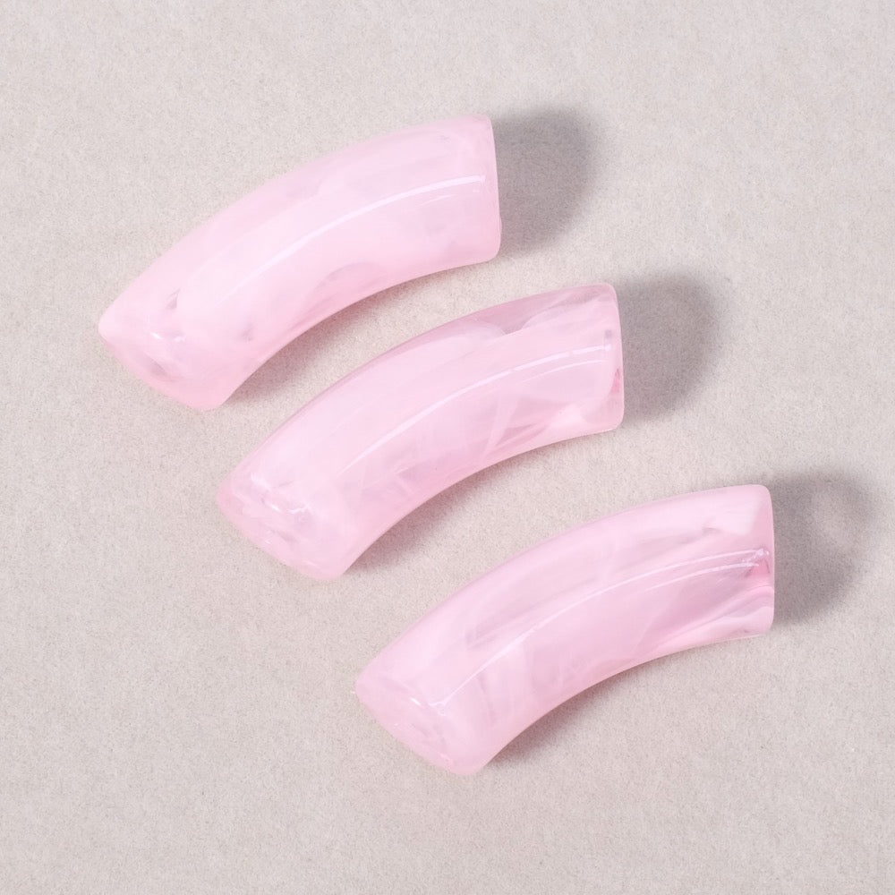 Perles tubes courbes en acrylique rose marbré.