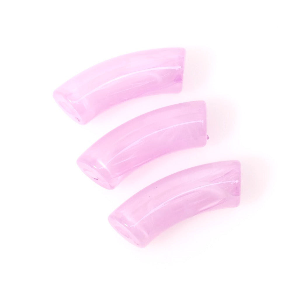 Trois perles tubulaires incurvées en acrylique violet orchidée marbré.