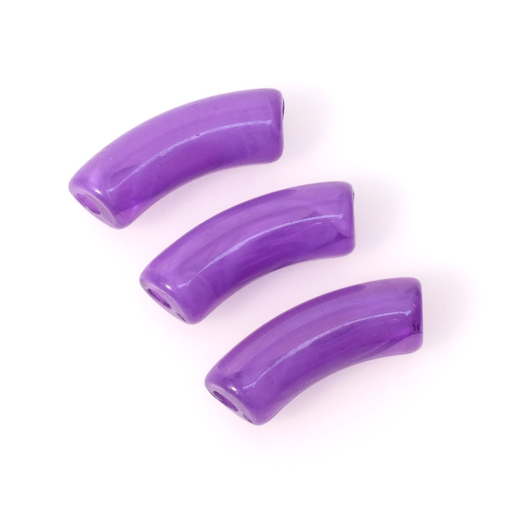 Trois perles tubulaires incurvées en acrylique violet foncé marbré.