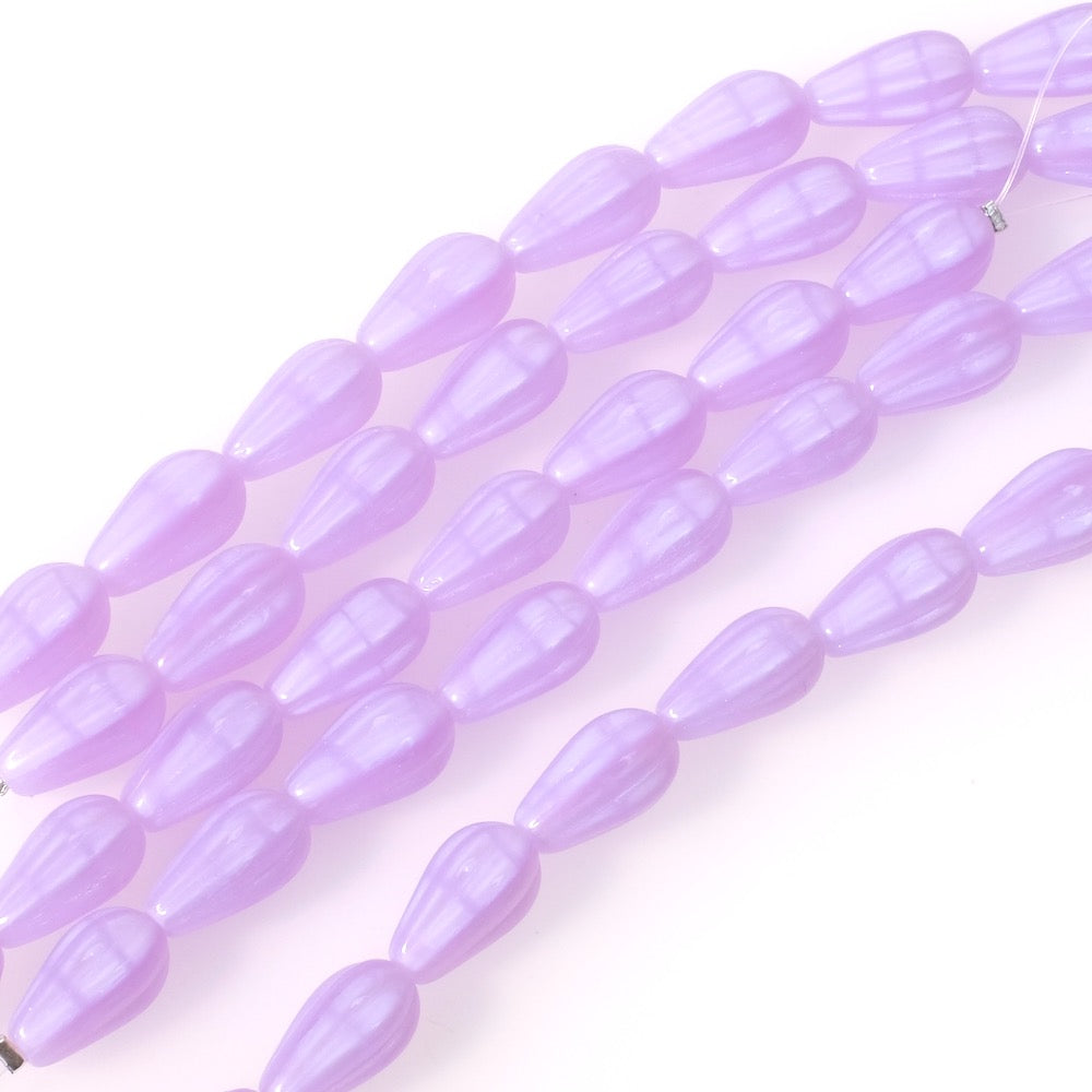 Fil de perles violettes pastel en forme de goutte allongée avec des stries.
