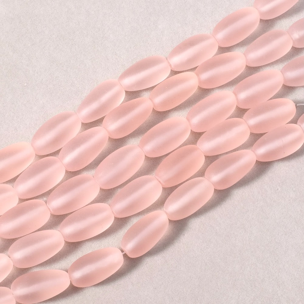 Fil de perles ovales twistées rose semi opaque de 15x7mm.