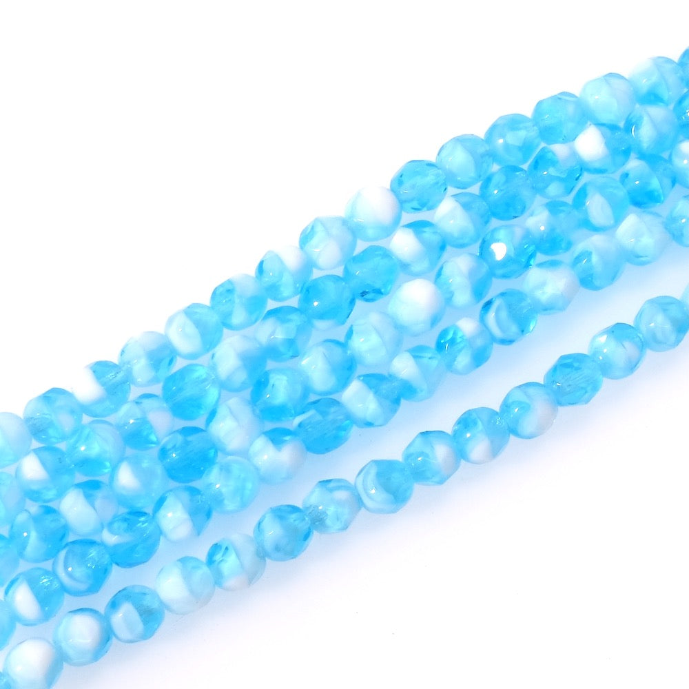 Fil de perles rondes facettées 6mm blanc bleu clair.