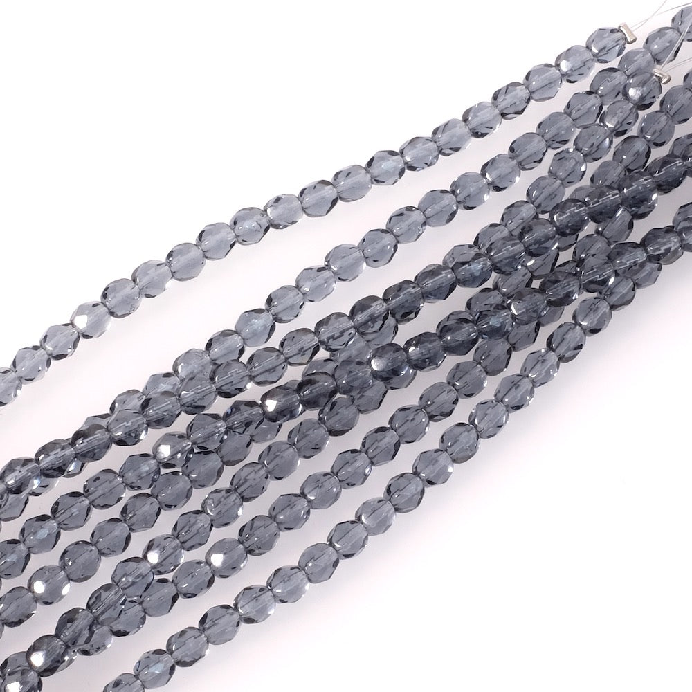 Fil de perles rondes facettées bleu nuit transparent de 4 mm.