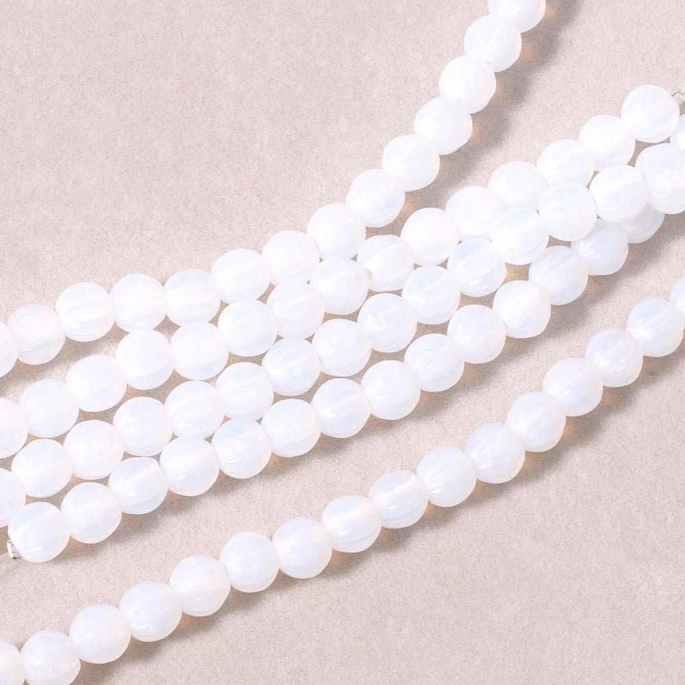 Fil de 18 perles rondes 6mm blanc opaline strié.