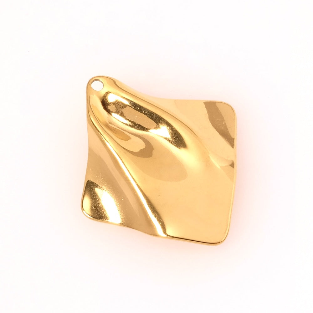Pendentif losange doré effet liquide avec un trou pour l'attache.